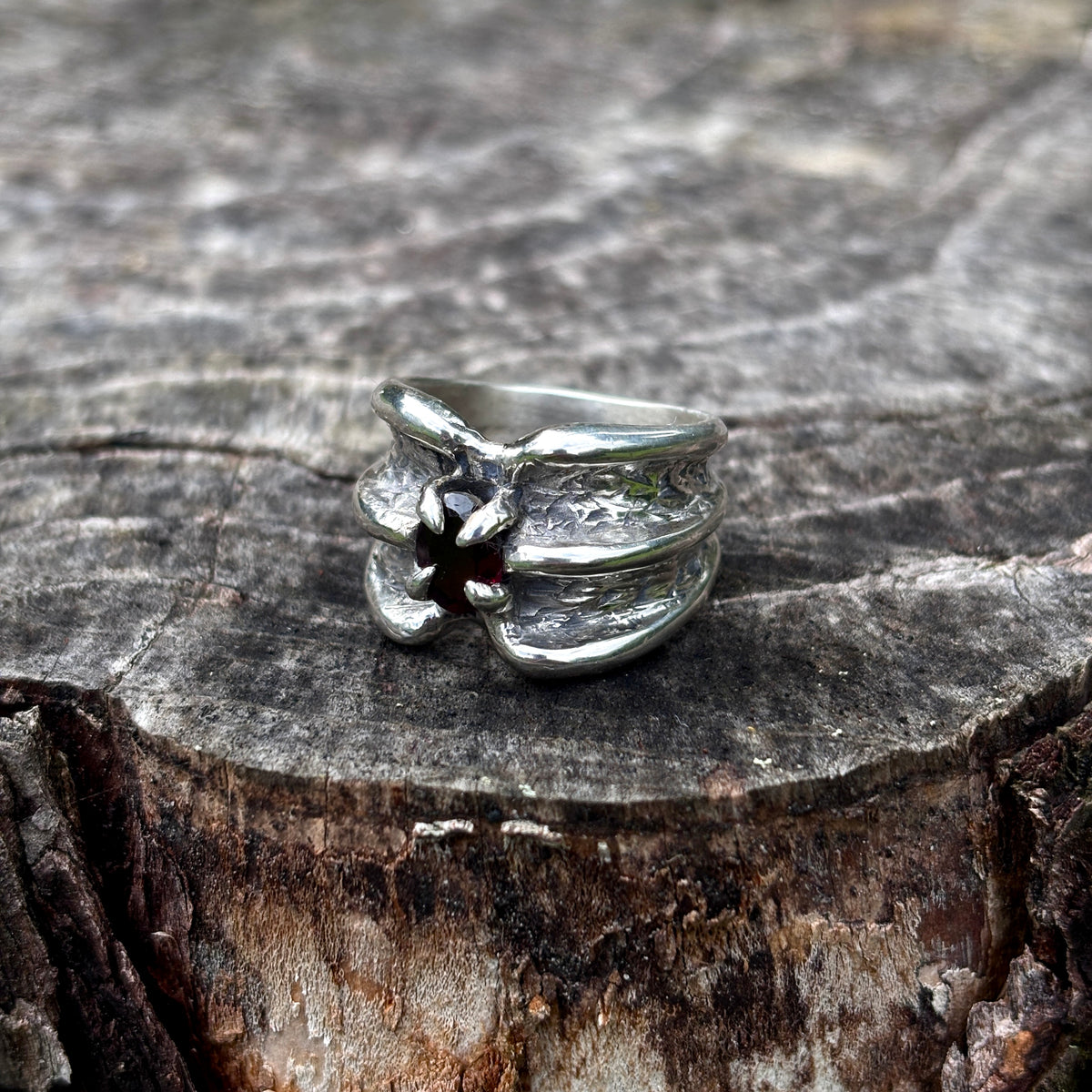 Spine Ring x Red Garnet