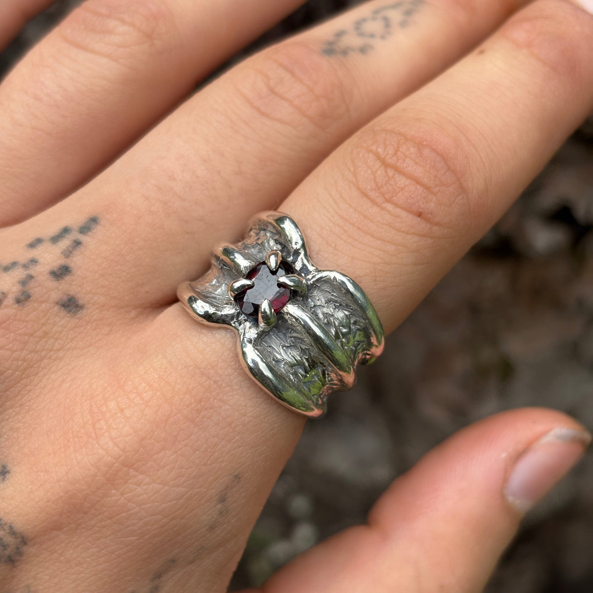 Spine Ring x Red Garnet